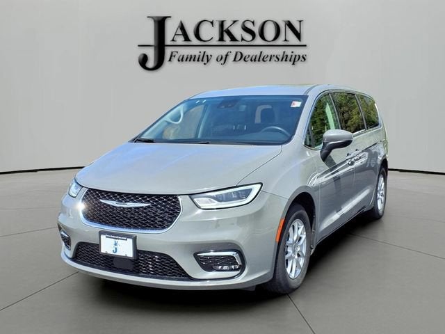 2023 Chrysler Pacifica Touring L's photo